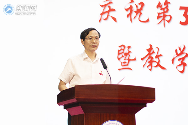 ed7cf49998d8417d868166406439872f.jpg 教师节4.jpg