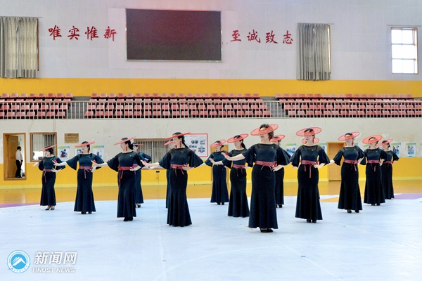 344b10ec5c9d4d568c776727fe2d8f18.jpg 毕业2.jpg