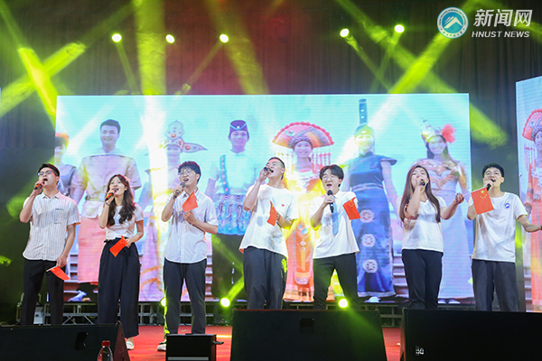 714740f8e31a4ff9b0ed469bdd55cf2c.jpg 毕业3.jpg