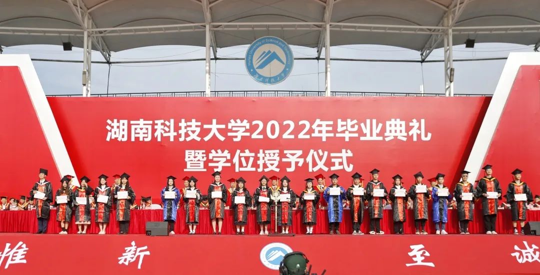 da5eaf166356425fadc896474077a447.jpg 毕业典礼8.jpg