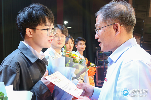 e085ec0f0cad426fbc8b4e605793ffe9.jpg 毕业6.jpg