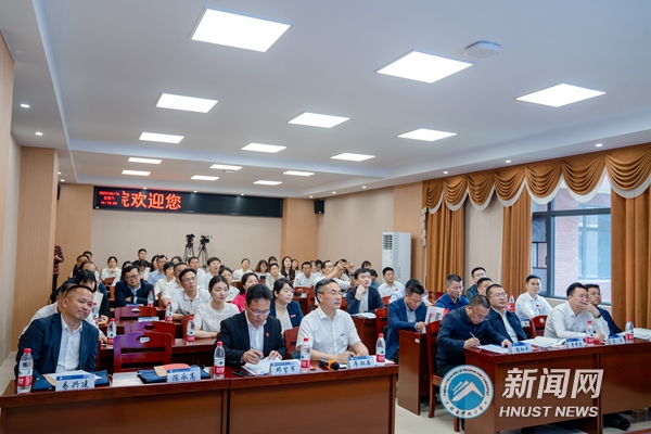 98124570fd3840809462a27b89b56315.jpg 教师2.jpg