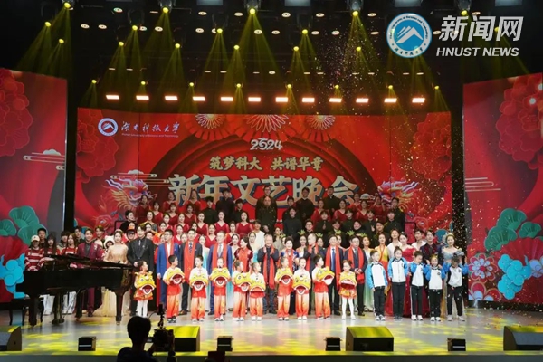 81b018b7b90542a18f3778a38c1a82d3.jpg 文艺晚会1.jpg