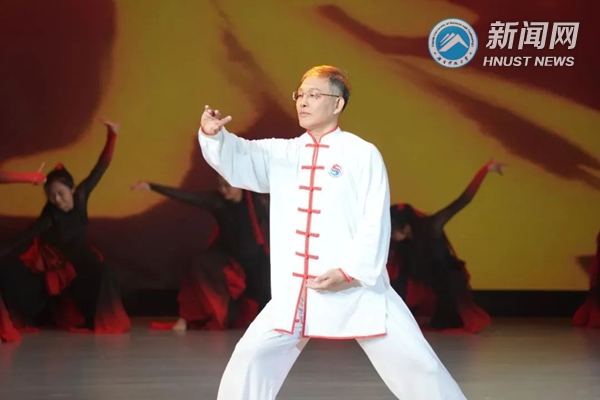 ef9d4271fb8d488da70f9665d25ddff3.jpg 文艺晚会10.jpg