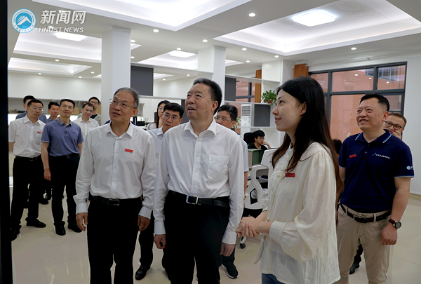 9f87443b0d1d4f6ab894744969c62f9f.jpg 毛万春2.jpg